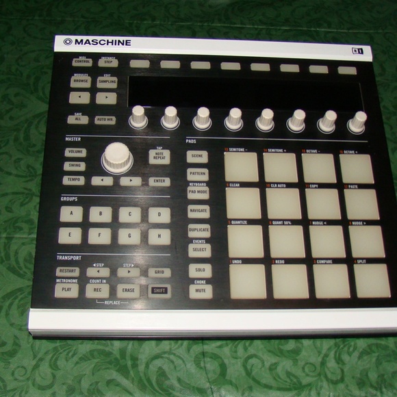 Excellent Condition Native Instruments Maschine MK2 - Picture 2 of 12